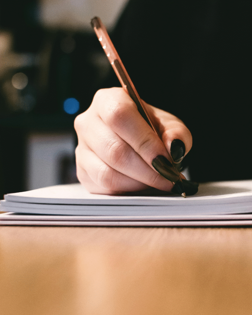 auteur qui écrit son livre